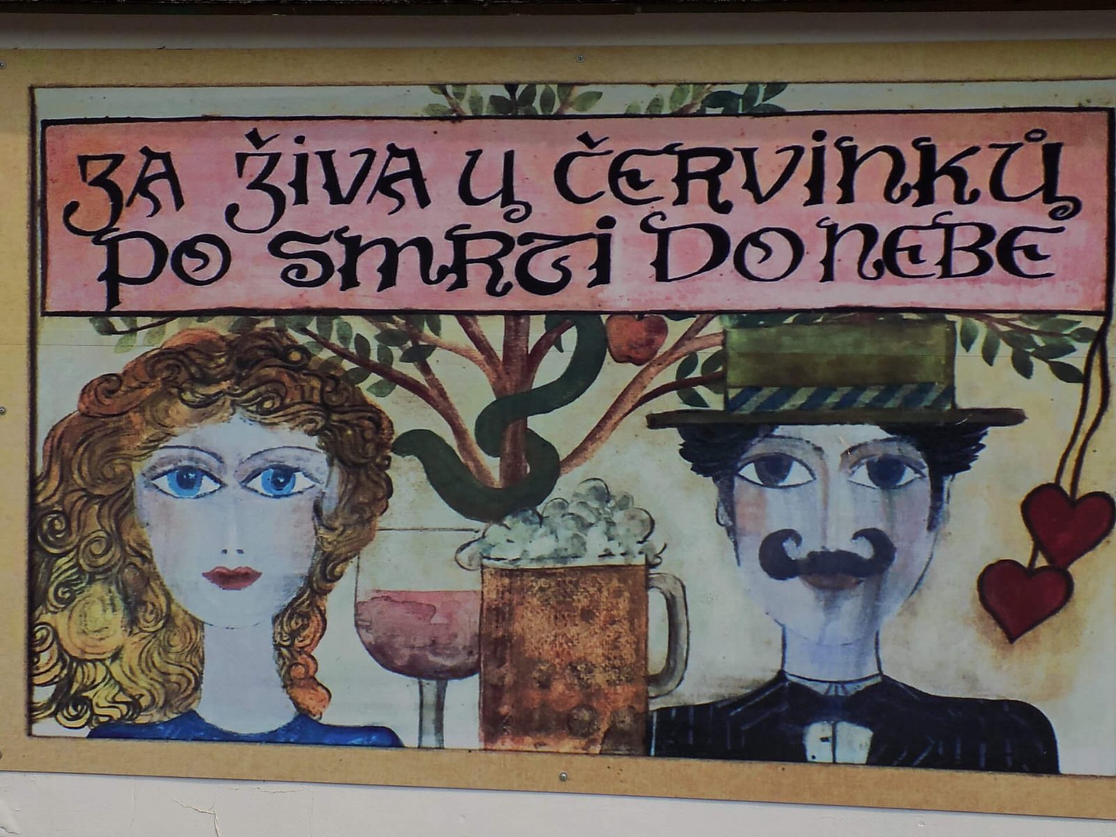 Malovaný nápis na fasádě: Za živa U Červinků, po smrti do nebe